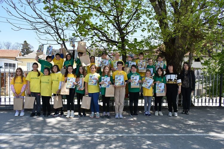 Учениците от ОУ "Ангел Кънчев" с екоакция по повод Деня на земята (снимки)