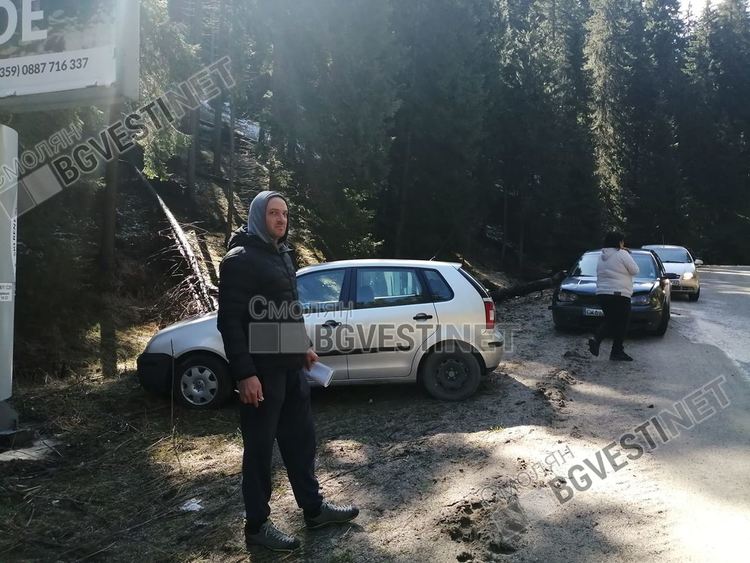 Три коли се удариха на Пампорово, пътят поледен и неопесъчен