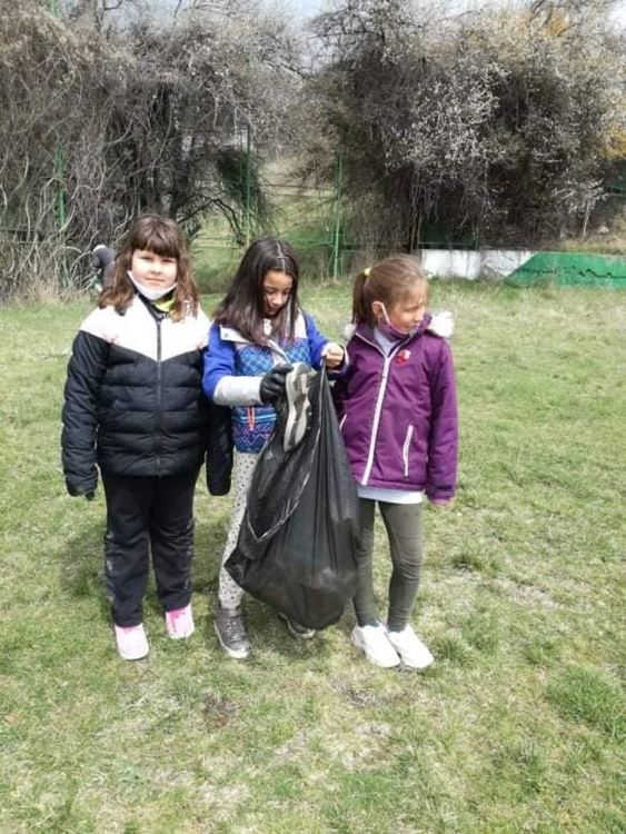 Децата на Момчиловци в акция за почистване по повод Деня на Земята