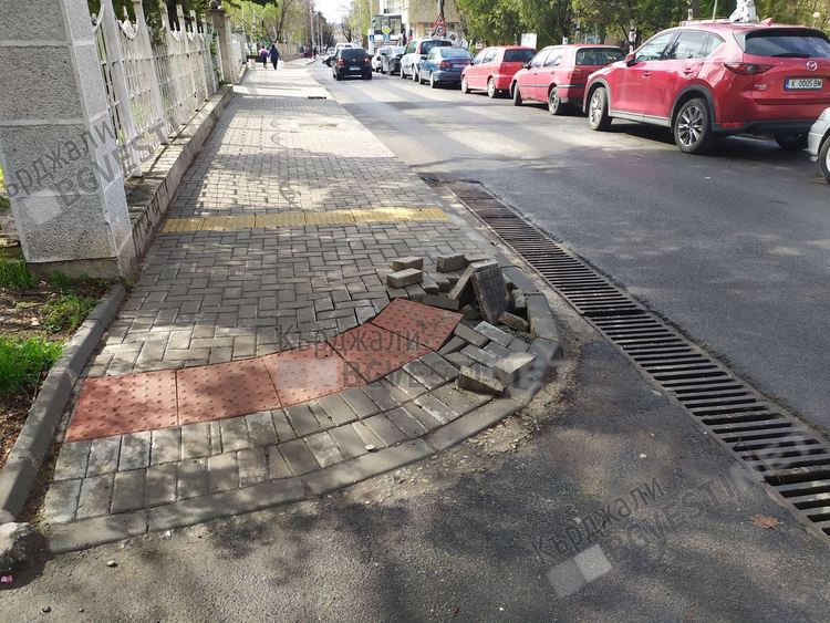 Отново поставихме каруцата пред коня,ЕВН ремонтират новите тротоари,след като премахнаха ненужни стълбове