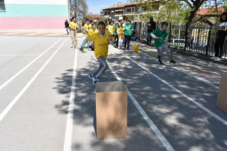 Учениците от ОУ "Ангел Кънчев" с екоакция по повод Деня на земята (снимки)