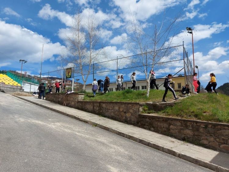 Над 200 ученици и учители от община Баните чистиха и садиха дръвчета