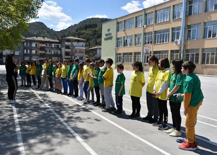 Учениците от ОУ "Ангел Кънчев" с екоакция по повод Деня на земята (снимки)