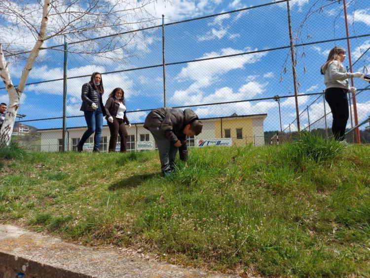 Над 200 ученици и учители от община Баните чистиха и садиха дръвчета