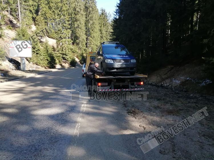 Три коли се удариха на Пампорово, пътят поледен и неопесъчен