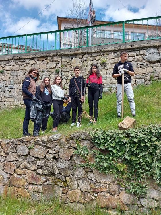 Над 200 ученици и учители от община Баните чистиха и садиха дръвчета