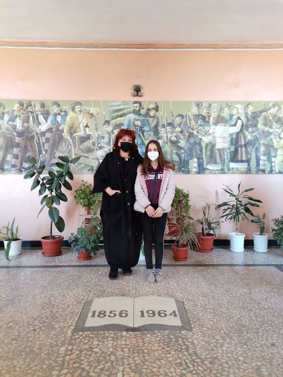 Симона със своята преподавателка Нели Арнаудова