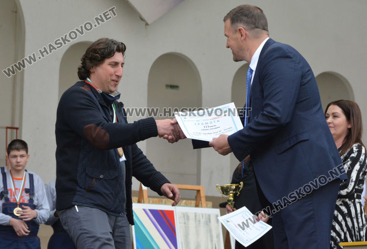 Иван Петков получава грамота за доброто отборно представяне на учениците му от Хасково