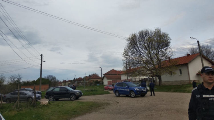 Задържан е мъжът, барикадирал се в къщата си, след като застреля съселянин