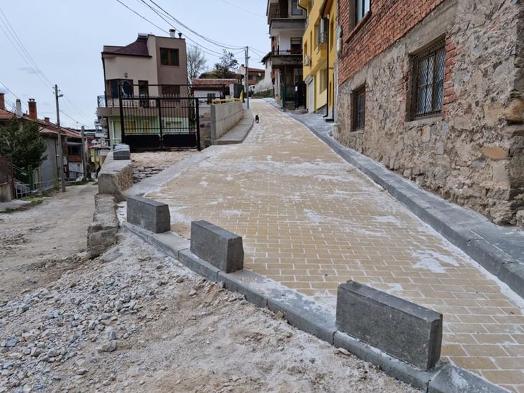 Завърши укрепването на свлачището на ул."Странджа" (снимки)