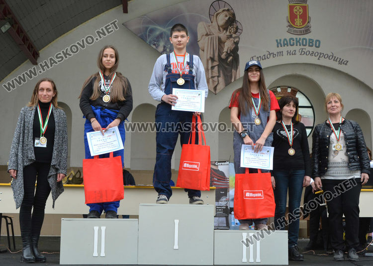 Анелия Петрова на почетната стълбичка при награждаването, /вляво преподавателката й Златина Стойнова/