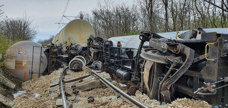 Прокуратурата разследва тежкия инцидент с влакa с цистерни с бензин в Русенско
