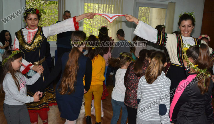 Малки моми от Хасково учиха лазарски стъпки и песни в музея, боядисаха и яйца за Великден