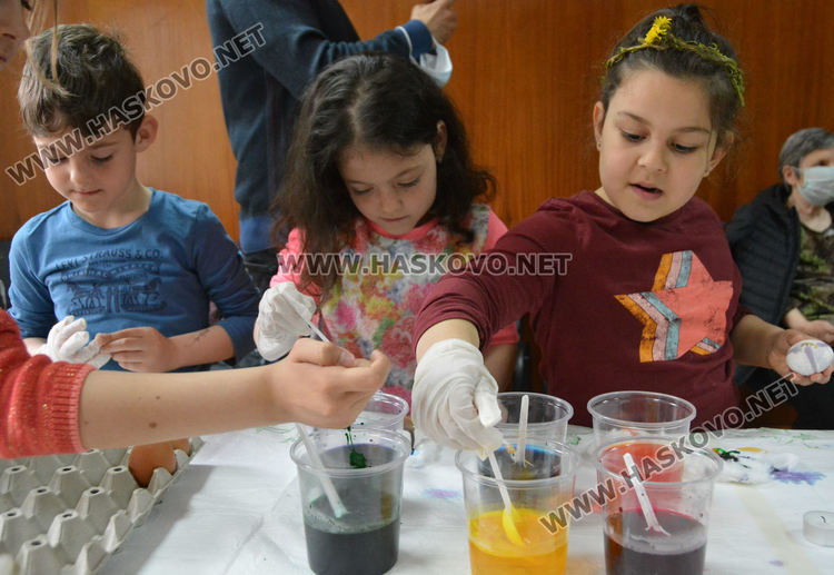 Малки моми от Хасково учиха лазарски стъпки и песни в музея, боядисаха и яйца за Великден