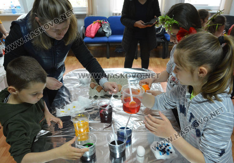 Малки моми от Хасково учиха лазарски стъпки и песни в музея, боядисаха и яйца за Великден