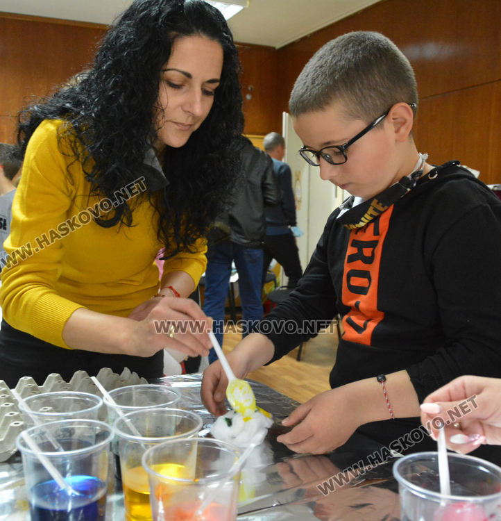 Малки моми от Хасково учиха лазарски стъпки и песни в музея, боядисаха и яйца за Великден