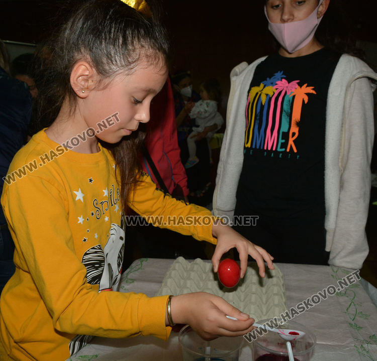Малки моми от Хасково учиха лазарски стъпки и песни в музея, боядисаха и яйца за Великден