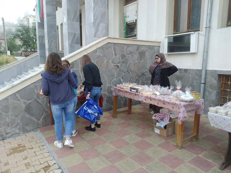 В Чепинци събраха над 1800 лева от сладки в помощ на Ивелина