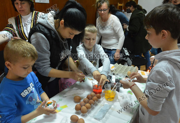 Малки моми от Хасково учиха лазарски стъпки и песни в музея, боядисаха и яйца за Великден