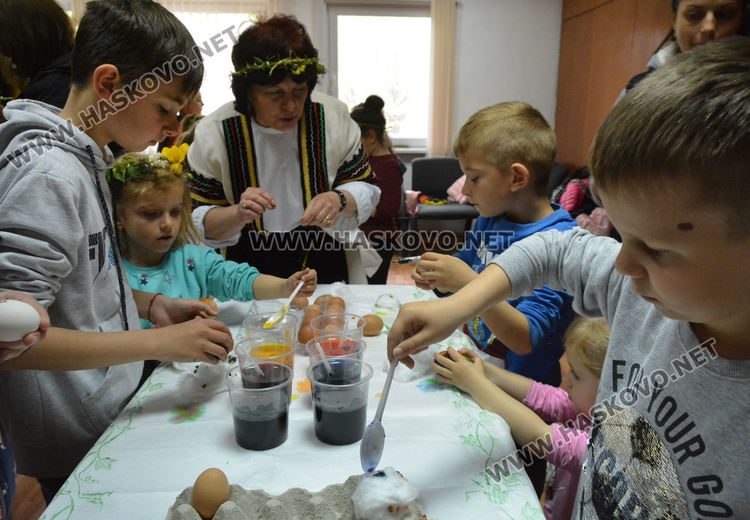 Малки моми от Хасково учиха лазарски стъпки и песни в музея, боядисаха и яйца за Великден