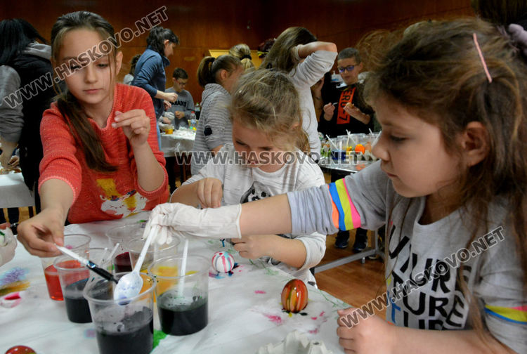 Малки моми от Хасково учиха лазарски стъпки и песни в музея, боядисаха и яйца за Великден