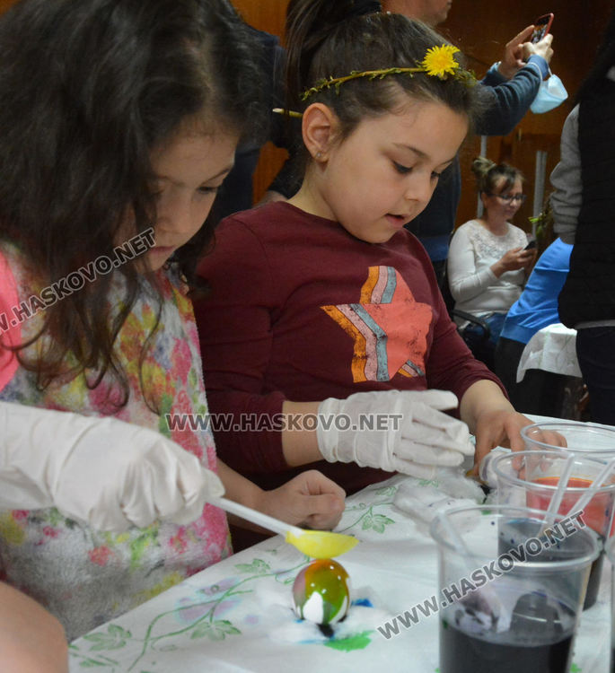 Малки моми от Хасково учиха лазарски стъпки и песни в музея, боядисаха и яйца за Великден