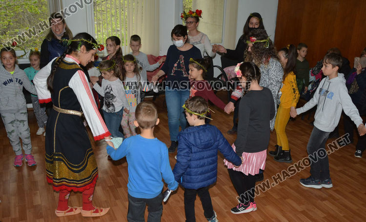 Малки моми от Хасково учиха лазарски стъпки и песни в музея, боядисаха и яйца за Великден