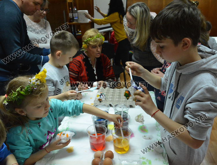 Малки моми от Хасково учиха лазарски стъпки и песни в музея, боядисаха и яйца за Великден