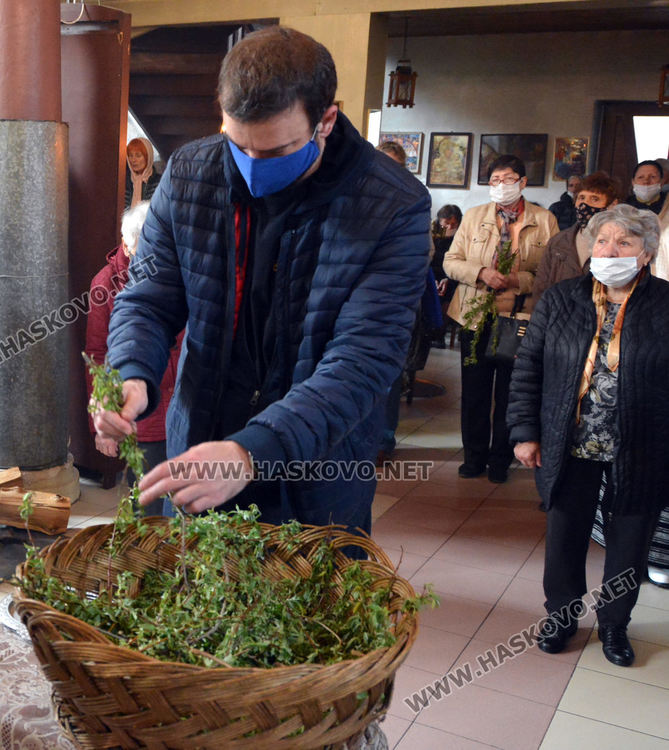 Миряните отнесоха към домовете си от църквите в Хасково върбови клонки за здраве