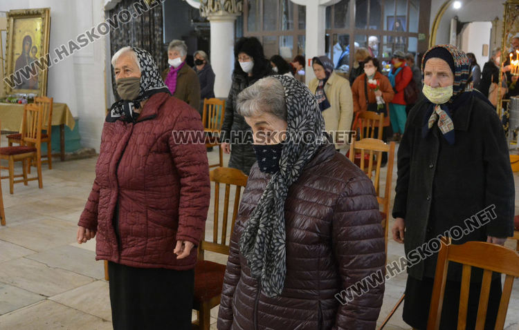 Миряните отнесоха към домовете си от църквите в Хасково върбови клонки за здраве