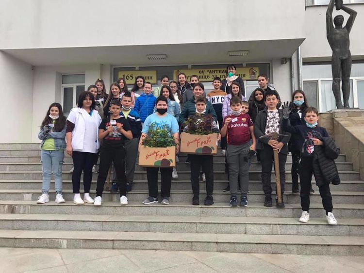 В Златоград петокласници създадоха розова градинка с имената си 