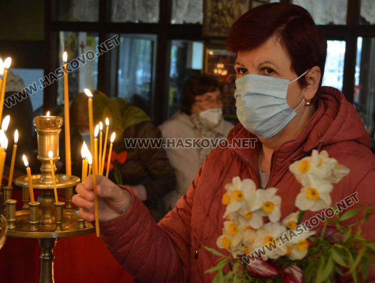 Миряните отнесоха към домовете си от църквите в Хасково върбови клонки за здраве