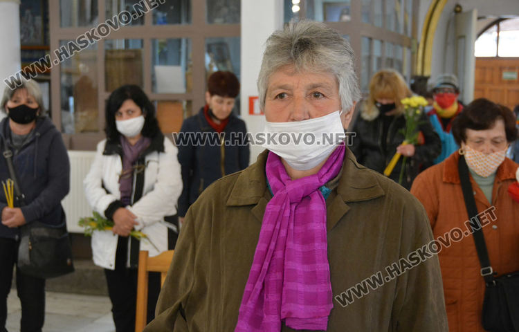 Миряните отнесоха към домовете си от църквите в Хасково върбови клонки за здраве