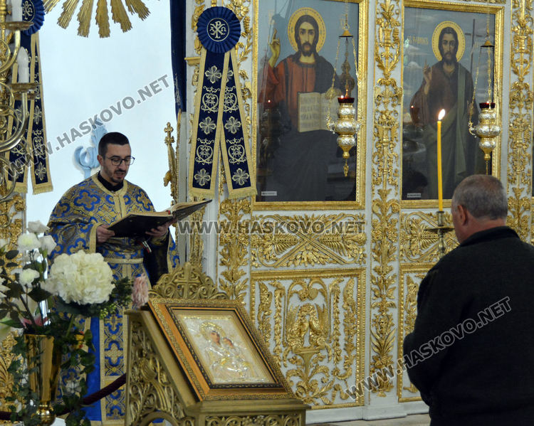 Миряните отнесоха към домовете си от църквите в Хасково върбови клонки за здраве