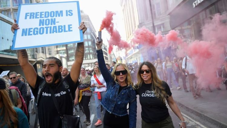 Ранени и арестувани след многохиляден COVID протест в Лондон