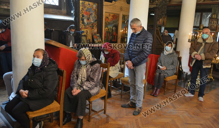 Миряните отнесоха към домовете си от църквите в Хасково върбови клонки за здраве