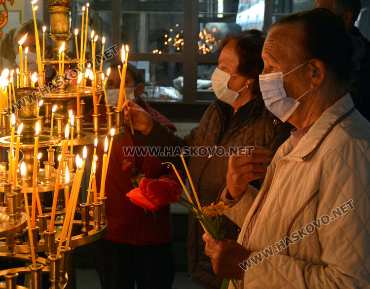 Миряните отнесоха към домовете си от църквите в Хасково върбови клонки за здраве