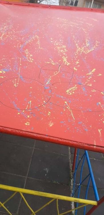 Вандали надраскаха обновена детска площадка