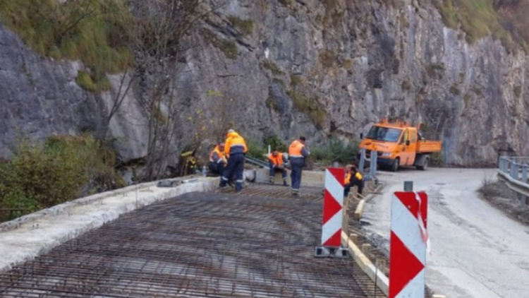 От 9 до 17 часа за взривни работи се спира движението по пътя за Кръстова гора