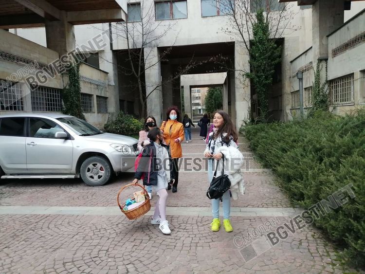 Подвижен Великденски базар благотворително направиха децата от ЦПЛР-ОДК-Смолян