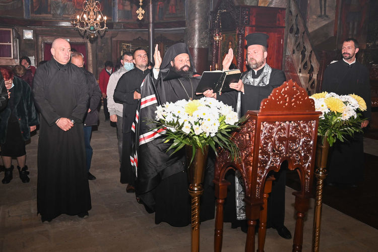 В храм &bdquo;Св. Неделя&ldquo; започна четенето на Последованието на Жениха