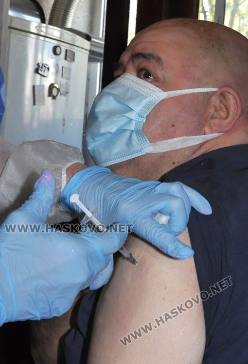 Хасковлия с инсулт и диабет е първият ваксиниран в дома си срещу коронавируса