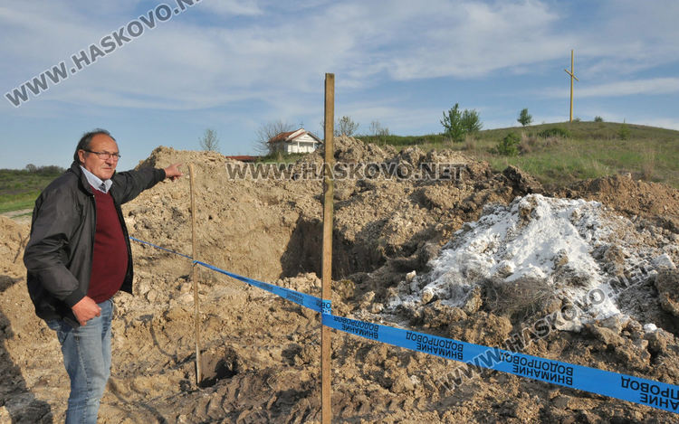 Марин Стойчев край рова до параклиса, където са загробени заразените птици