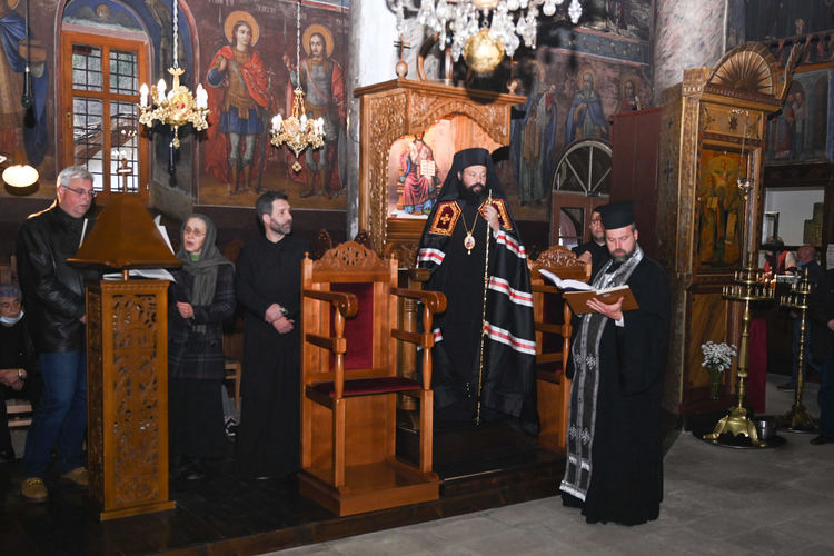 В храм &bdquo;Св. Неделя&ldquo; започна четенето на Последованието на Жениха