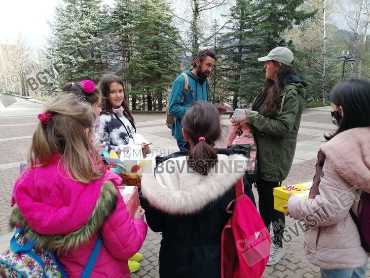 Подвижен Великденски базар благотворително направиха децата от ЦПЛР-ОДК-Смолян