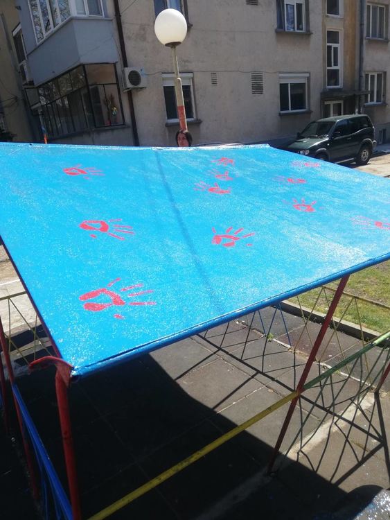 Вандали надраскаха обновена детска площадка