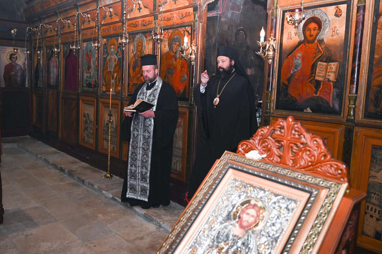 В храм &bdquo;Св. Неделя&ldquo; започна четенето на Последованието на Жениха