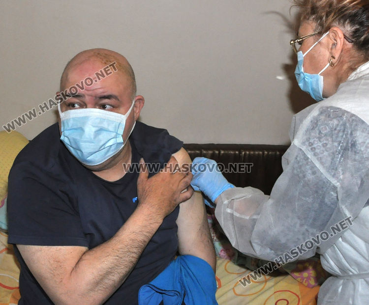 Хасковлия с инсулт и диабет е първият ваксиниран в дома си срещу коронавируса