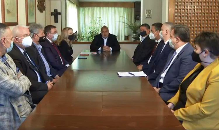 Удължават извънредната епидемична обстановка в страната 