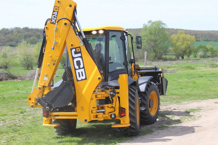 Община Хасково купи нов багер за 192 000 лева за дейности в селата